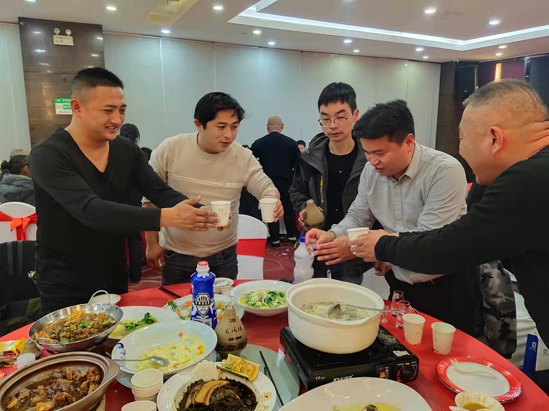 與會來賓，觥籌交錯，一觴一詠